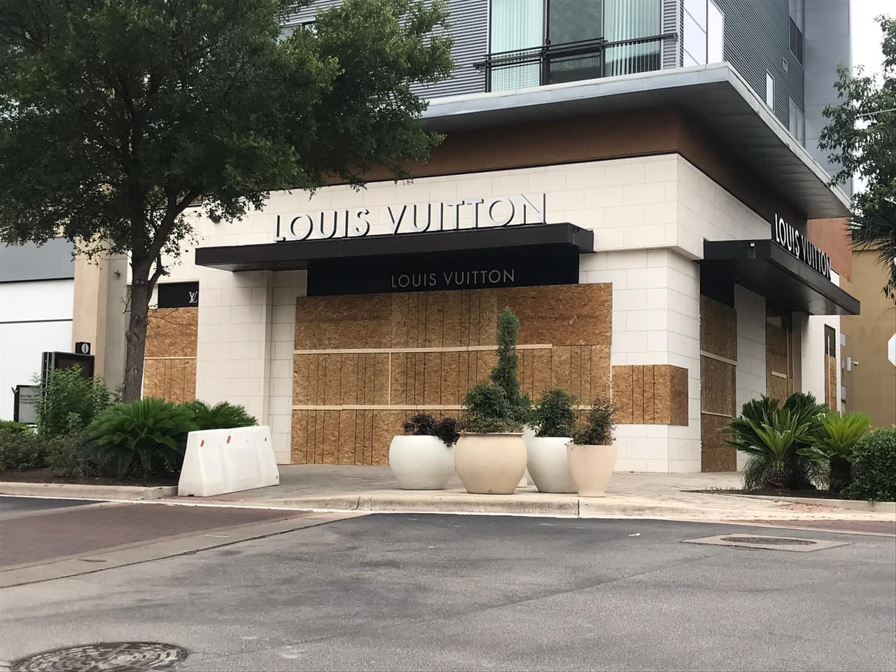 Miles de personas se dieron cita este fin de semana en el centro de Austin para exigir justicia ante los casos de 
<a href="https://www.univision.com/noticias/estados-unidos/asesinaron-a-mi-hermano-estaba-pidiendo-ayuda-familiares-de-george-floyd-claman-justicia">George Floyd</a>, un hombre afroamericano en Minneapolis que murió bajo la custodia de agentes de policía, y 
<a href="https://www.univision.com/local/austin-kakw/elecciones-estados-unidos-2020/lideres-locales-piden-investigar-la-muerte-de-un-hispano-a-manos-de-un-policia-en-austin">Mike Ramos, un hombre de Austin que murió luego de que un oficial le disparara a pesar de estar desarmado.</a>