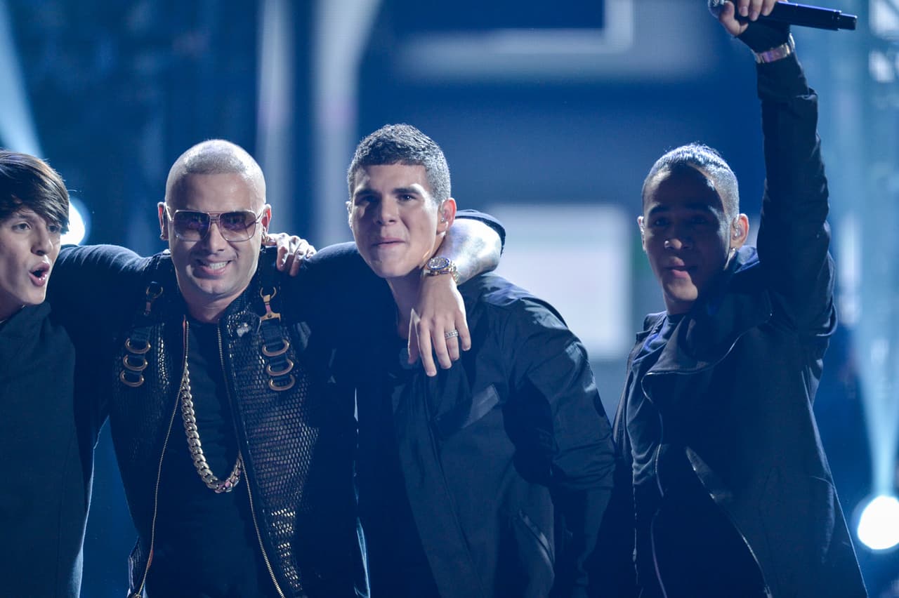 La nueva banda de pop y el ídolo del reggaetón cantaron el tema titulado 'Tan Fácil'.