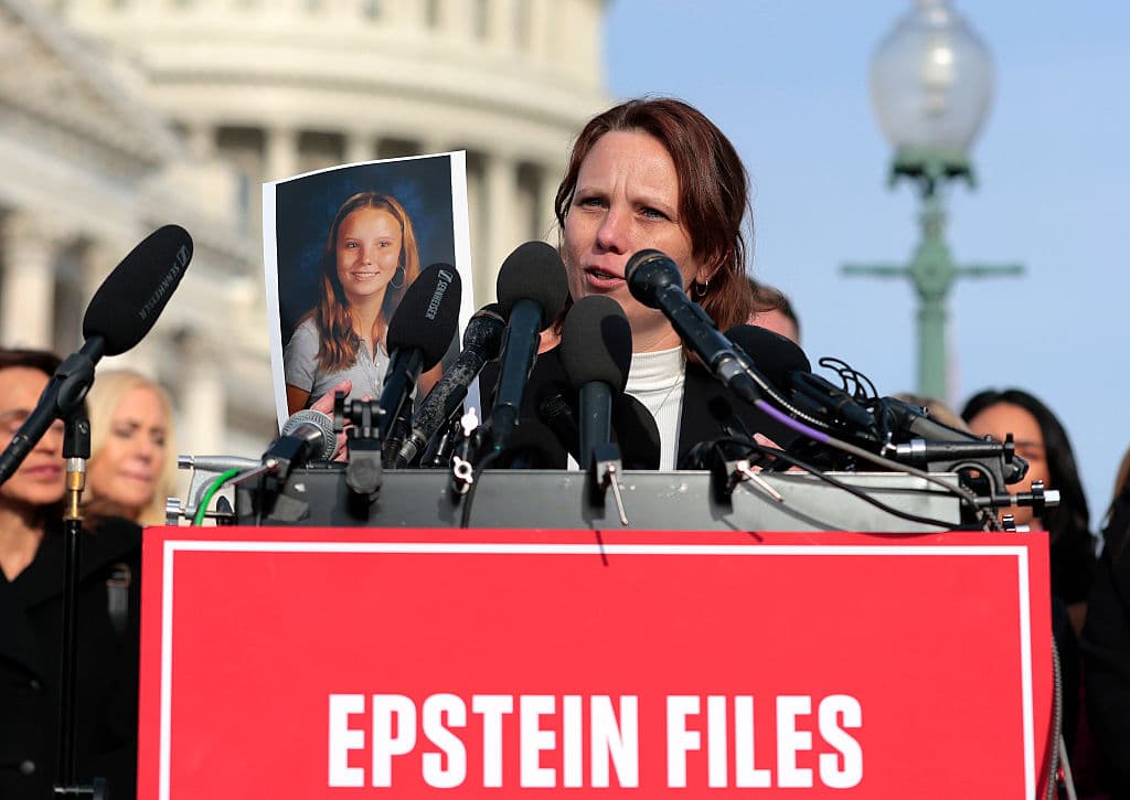 Jena-Lisa Jones, sobreviviente de los abusos de Epstein, muestra una foto suya de joven durante una conferencia de prensa con legisladores sobre la Ley de Transparencia de los Archivos de Epstein, celebrada frente al Capitolio el 18 de noviembre de 2025 en Washington DC.