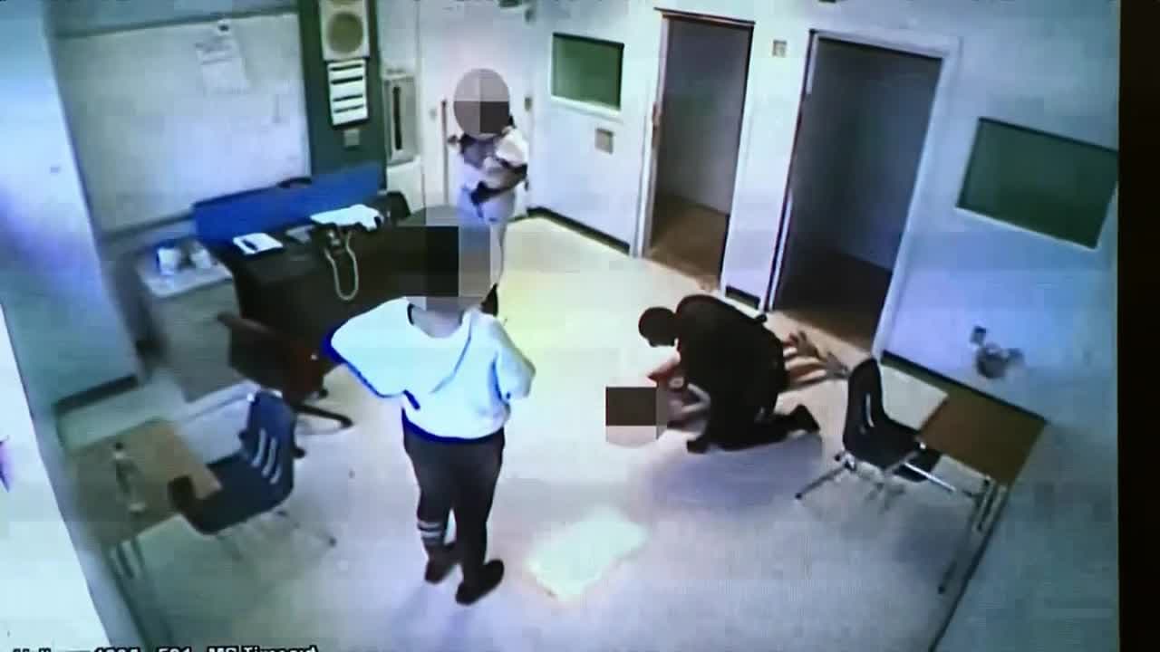 En video: oficial de Broward golpea a una niña dentro de su escuela
