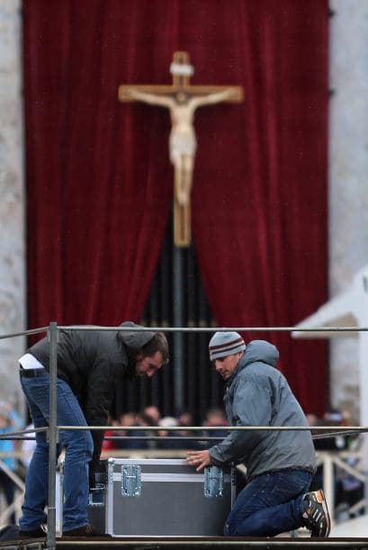 A las 09.15 hora local (08.15 GMT) entrará en la basílica para colocarse los paramentos litúrgicos en la sacristía de la capilla donde se encuentra la escultura de la "Piedad" de Miguel Ángel.