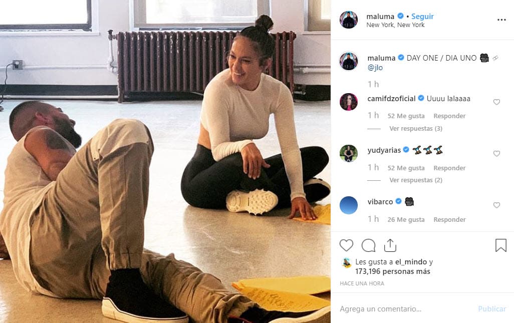 Este 3 de octubre 
<b><a href="https://www.univision.com/famosos/conteniendo-el-llanto-maluma-presume-su-avion-de-15-millones-de-dolares-video">Maluma</a></b> publicó una fotografía al lado de la 'Diva del Bronx', en donde pareciera que están ensayando: 
<b>"Día uno"</b>, se lee en el mensaje que el intérprete de 'Felices los 4' escribió en la foto.