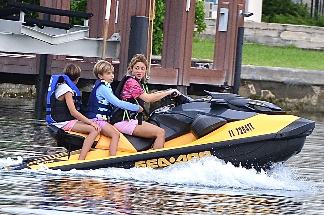 A Shakira se le vio muy atenta al volante de la moto acuática mientras paseaba con sus retoños. 
<br>