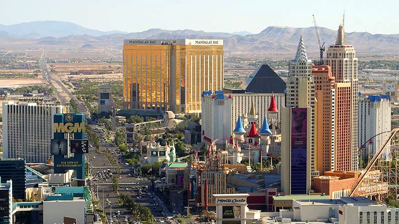 <h3 class="cms-H3-H3">Nevada</h3>
<br>Desde 2014 una ley permite obtener una "tarjeta de autorización para conducir" que habilita a los solicitantes, independiente de su estado legal, proporcionar certificados de nacimiento o pasaportes emitidos por un país extranjero como prueba de identidad. Esta ley también prohíbe que se divulgue información relacionada con el estatus legal de la gente para la aplicación de leyes de inmigración. En este caso, el diseño de la tarjeta de conducir tiene uno distinto a la de los demás conductores.