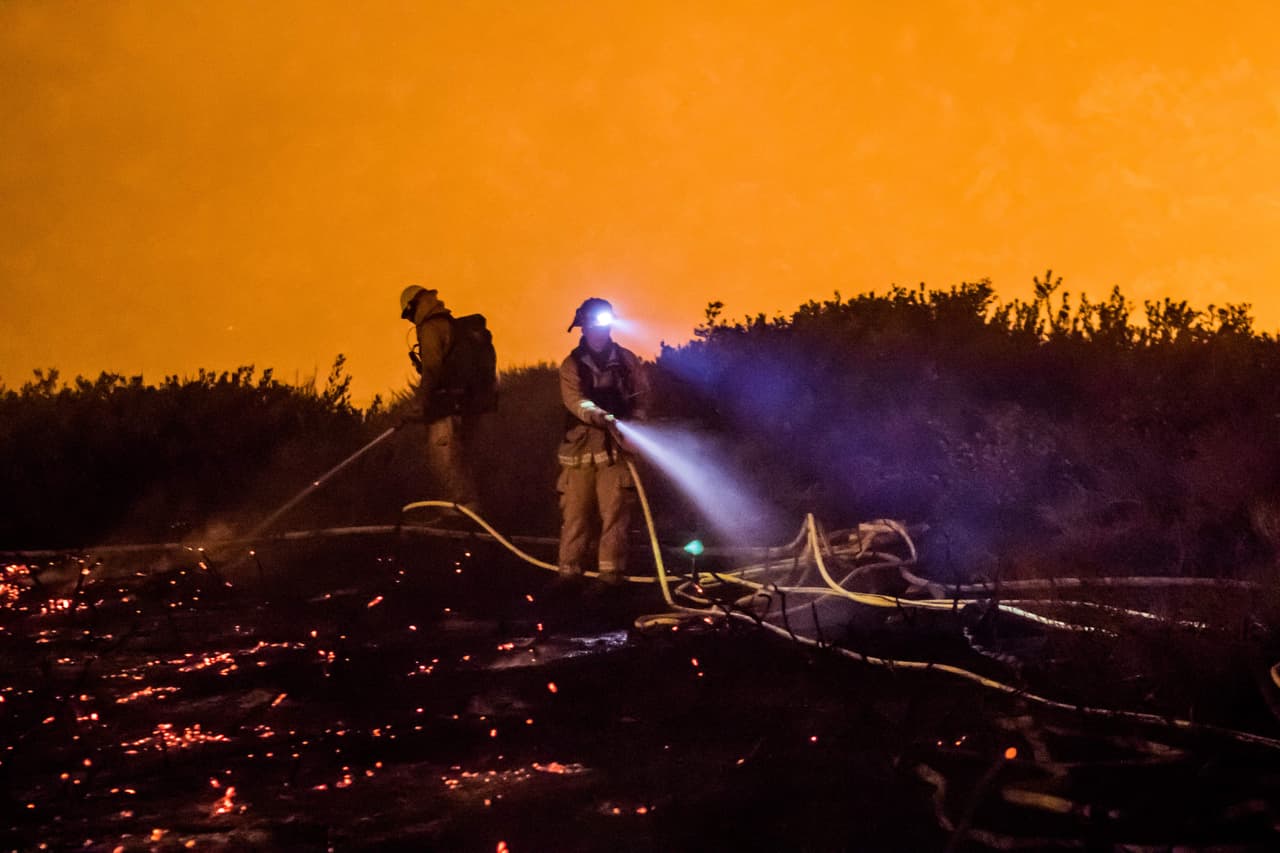 Bomberos luchan contra el fuego thomas en la autopista 101. En el Valle de San Fernando, al norte de Los Ángeles, los incendios destruyeron al menos 30 viviendas y forzaron la evacuación de 2,500 hogares y un centro de salud.