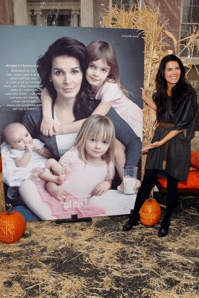 Famosa por series como 'Law & Order', Angie Harmon, ex modelo y mamá de tres, también está convencida de la importancia de la leche y participó apoyando la leche sabor chocolate.