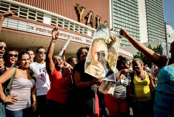 El hostigamiento a las "Damas de Blanco" por una turba oficialista cuando pretendían manifestarse en La Habana fue la nota discordante en la conmemoración del Día Internacional de los Derechos Humanos en América Latina. El grupo de mujeres disidentes se congregó hoy en un concurrido punto de la capital cubana precisamente para emprender una caminata con motivo de la jornada internacional, pero no pudo hacerlo debido al acoso de una multitud que las llamó "ratas inmundas", "gusanas" y "mercenarias", entre otros insultos. También otros grupos opositores cubanos fueron objeto del hostigamiento oficialista, como el caso de "Estado de SATS", un proyecto de discusión crítica que dirige Antonio González Rodiles y que este miércoles celebró en su casa una actividad para celebrar el aniversario de la Declaración Universal de los Derechos Humanos. A unos metros de la vivienda el oficialismo organizó actividades festivas y juegos con la asistencia de varias decenas de escolares, mientras sonaban en un altavoz canciones de Silvio Rodríguez. En unas declaraciones a Efe, González Rodiles lamentó que el Gobierno de Cuba entienda el Día de los Derechos Humanos como una jornada de "confrontación" y calificó de "realmente bajo" usar a los niños "para estas cosas.