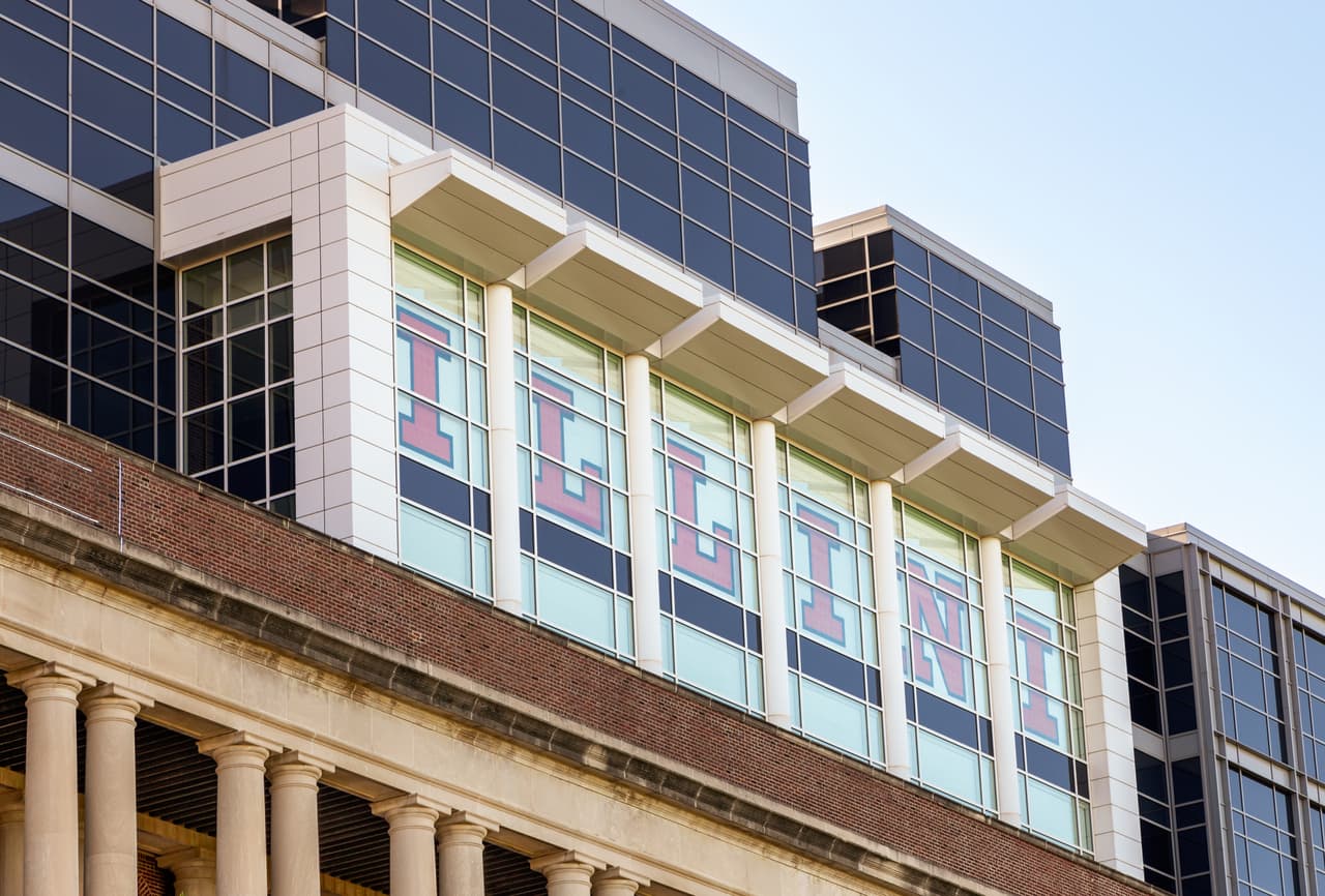 <b><a href="https://www.univision.com/temas/illinois">Illinois</a>: </b>Desde 2003 los
<a href="https://www.univision.com/temas/estudiantes-indocumentados">estudiantes indocumentados</a> del estado que cumplen con ciertos criterios y suministren una declaración jurada de que se convertirán en residentes permanentse de Estados Unidos tan pronto como puedan hacerlo, pueden aplicar a las tarifas estatales para estudiar en la universidad.