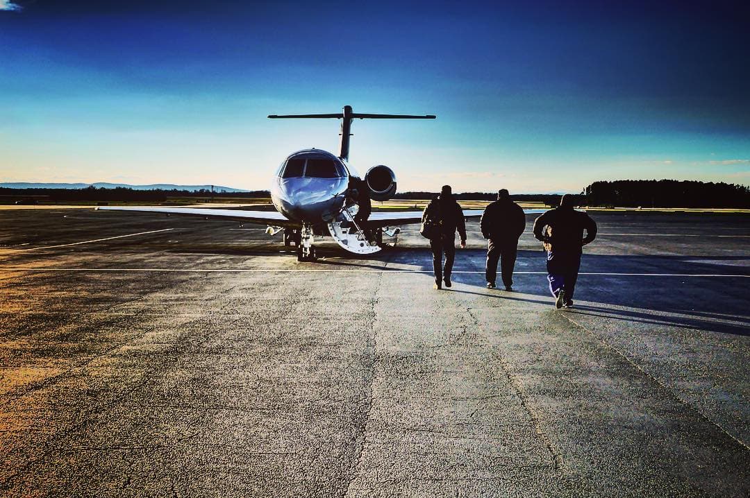 O en compañía, cuando de giras artísticas se trata. Para lo cual siempre hace uso de un avión particular, el cual desde hace varios años lo lleva por toda Latinoamérica.