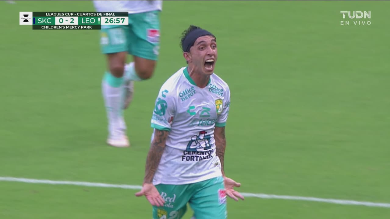 ¡Un desastre la zaga de Sporting KC! Omar Fernández anota el 0-2 de León