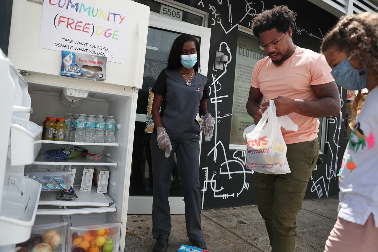 Quienes quieran pueden tomar la comida que está en el refrigerador. 
<br>