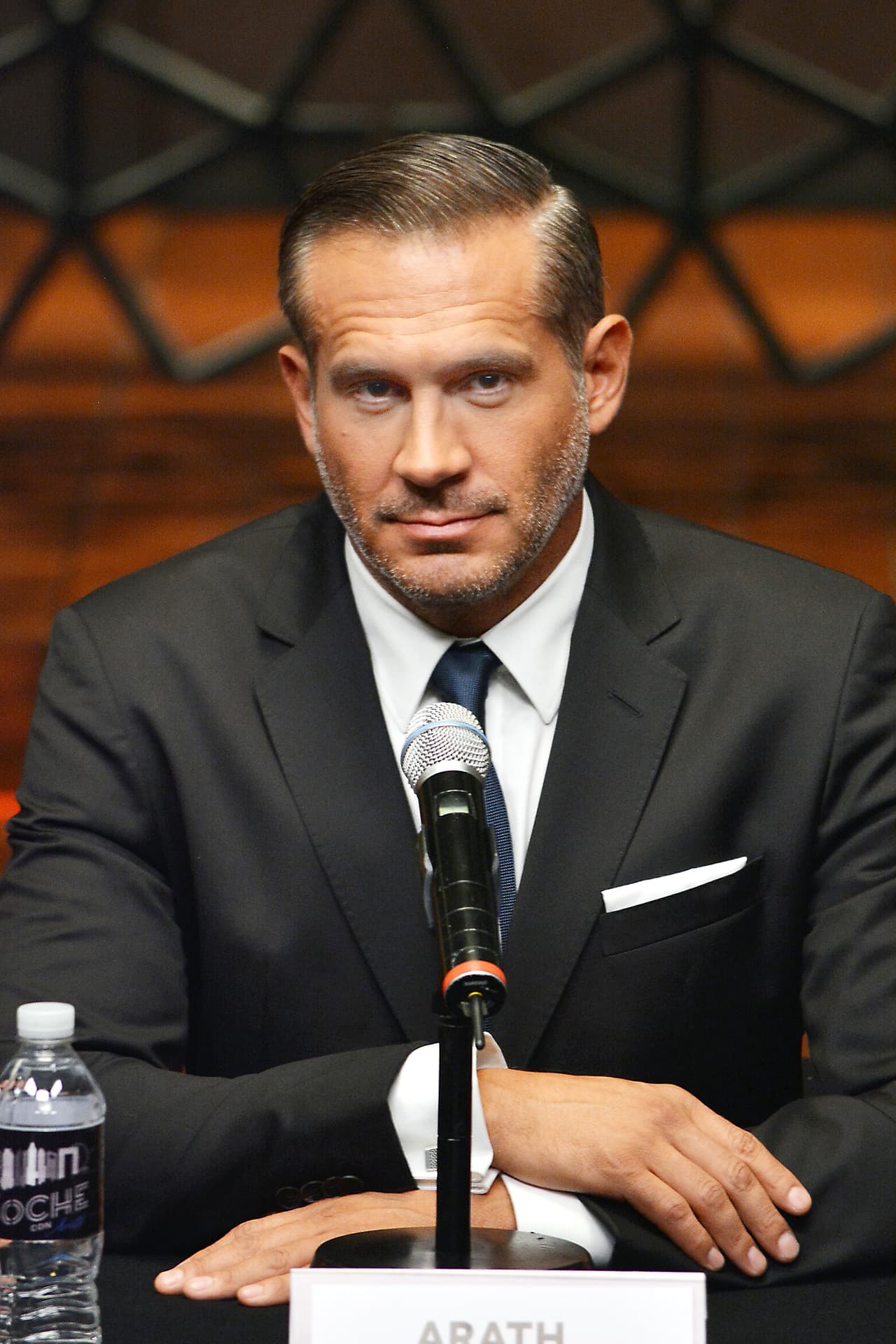 "(La ansiedad) es terrible, yo no sabía qué me estaba pasando, 
<b><a href="https://www.univision.com/famosos/hace-10-anos-arath-de-la-torre-perdio-un-hijo-y-tiempo-despues-la-vida-le-regalo-uno-el-dia-de-muertos-fotos" target="_blank">creí que me iba a morir</a></b>", dijo.
<br>