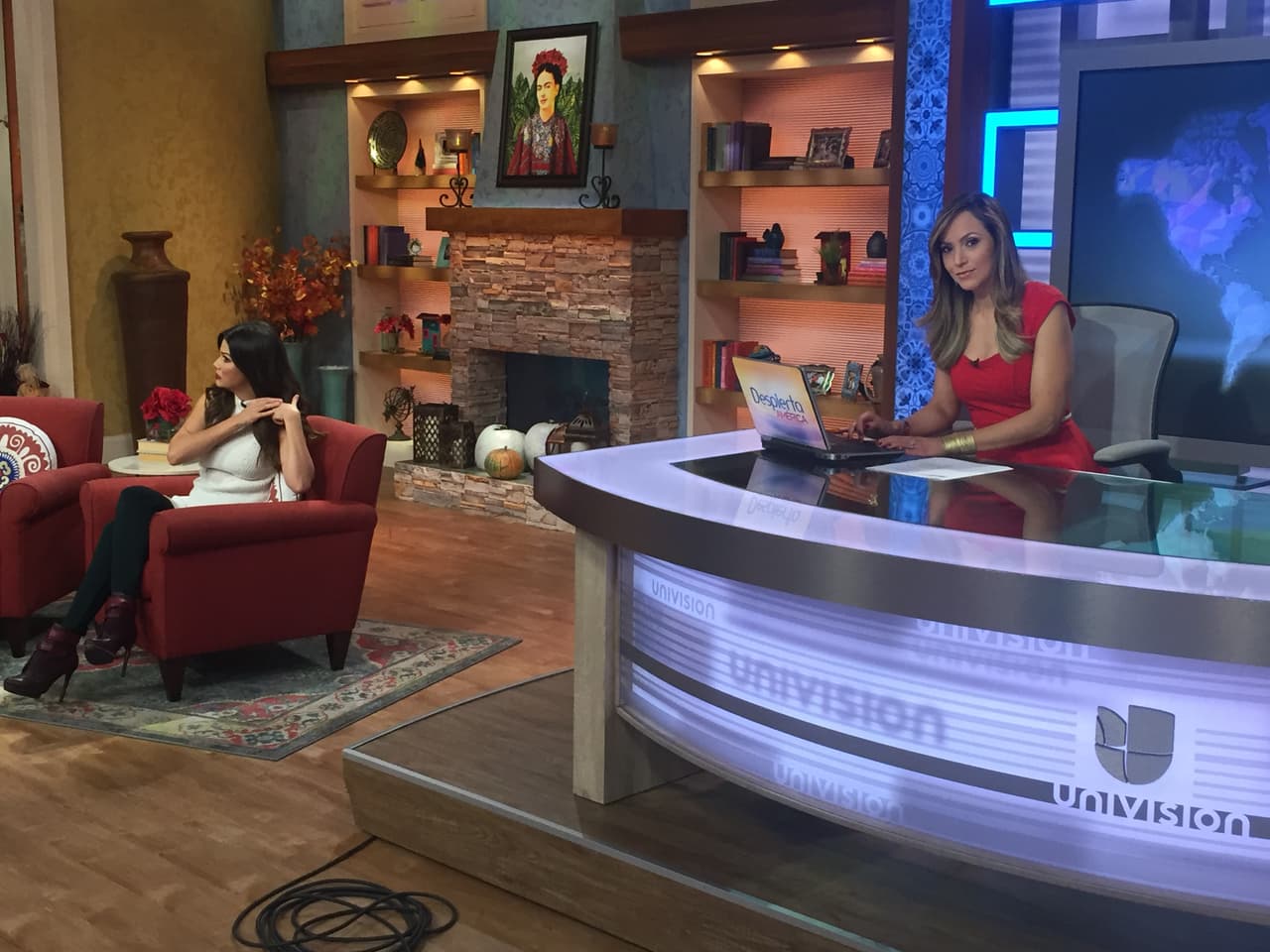 Así se prepara Satcha Pretto para el segmento de noticias.