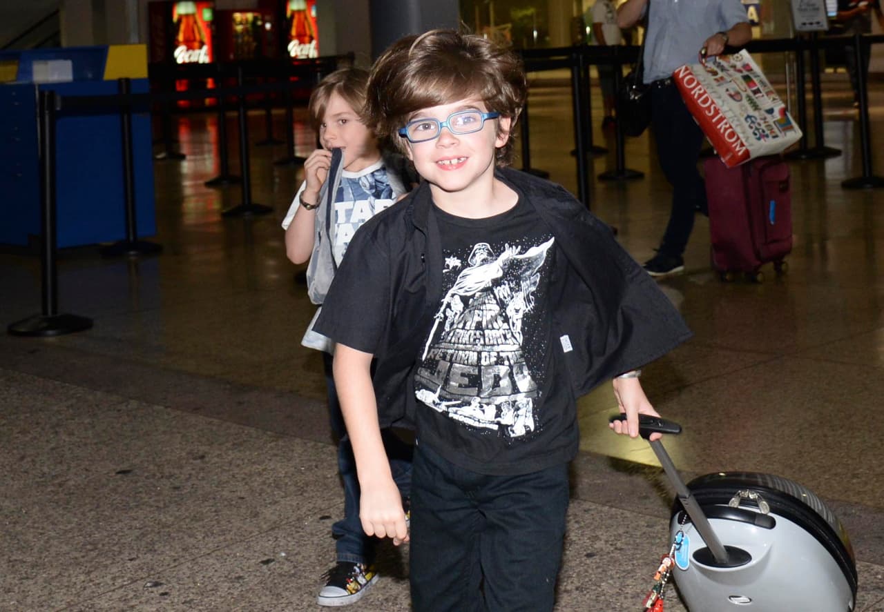 Pese al gran parecido, es fácil identificar quién es quién, gracias a que Valentino usa anteojos.