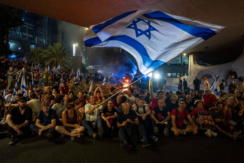 ¿Pueden las masivas protestas en Israel por la muerte de rehenes forzar a Netanyahu a firmar un alto el fuego?