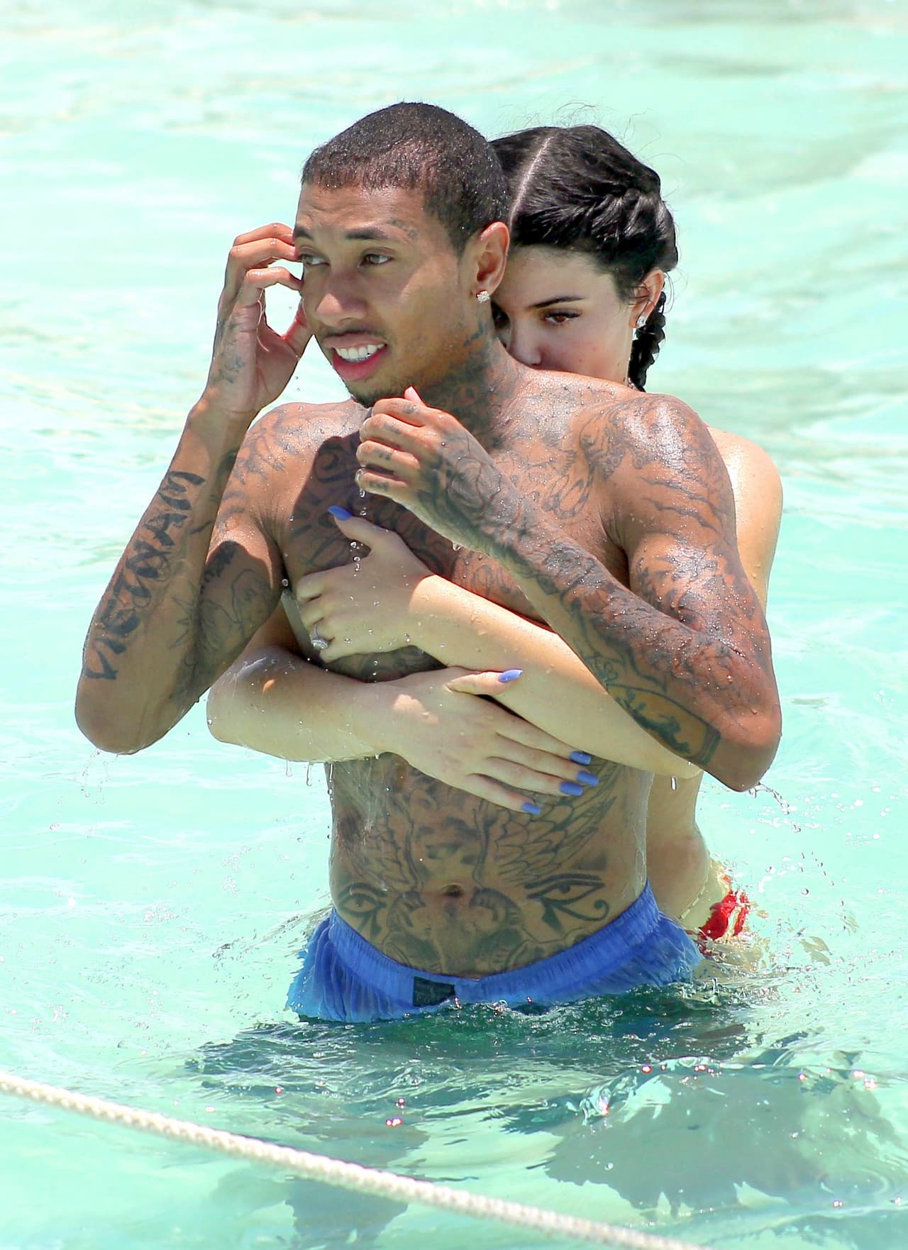 Ella no le quitaba las manos de encima y él se notaba... un poco incómodo.