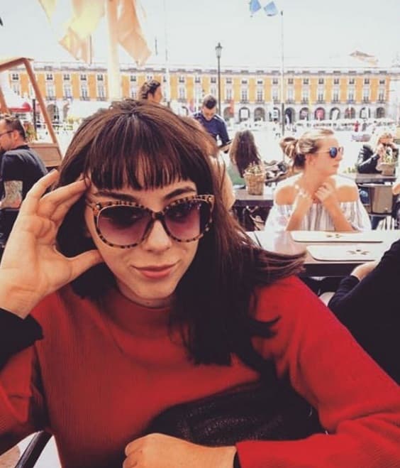 Es una joven que prefiere la discreción, al igual que su padre, ama el rock y las gafas oscuras.