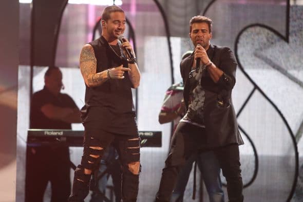 De pronto junto a él apareció J Balvin.