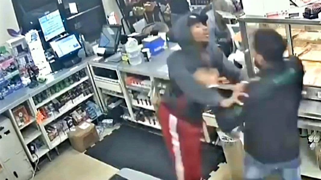 Buscan a sospechoso de atacar al empleado de un 7-Eleven tras negarse a pagar por unas papas fritas