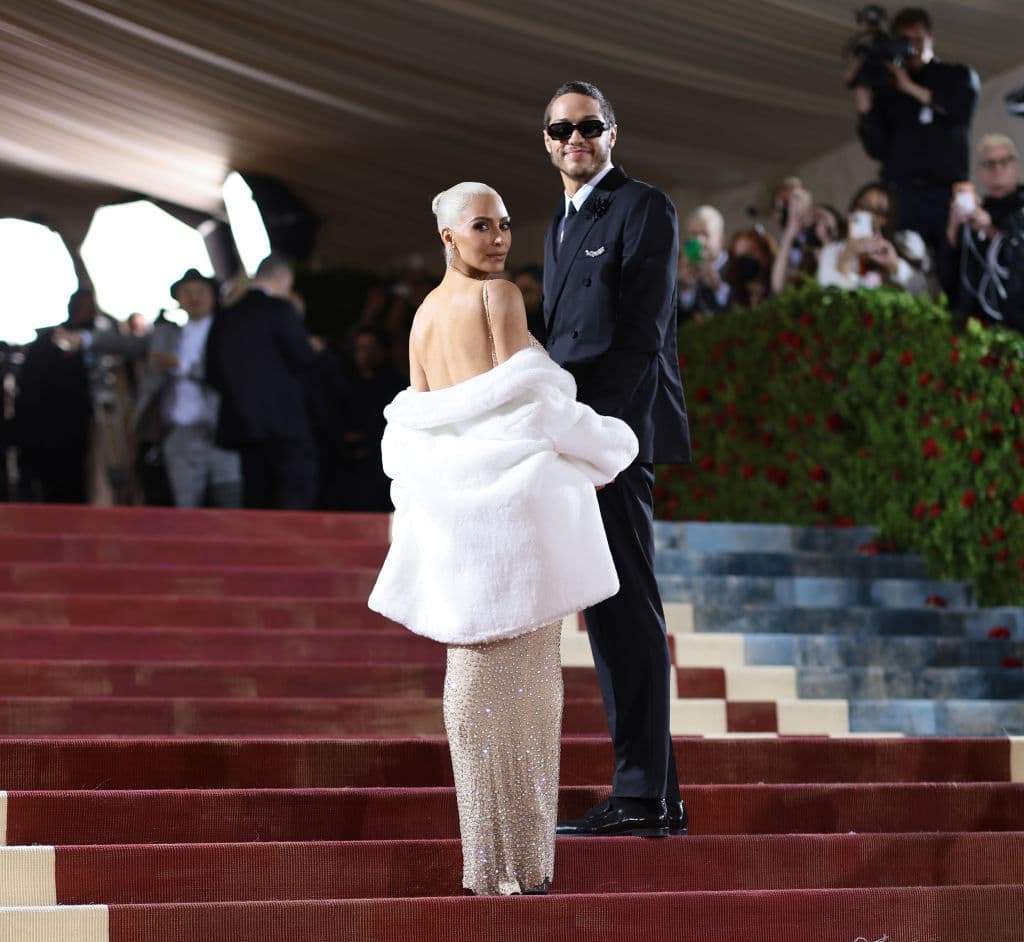 <b>Kim Kardashian usó el vestido de Marilyn Monroe en la Met Gala 2022</b>
<br>El 2 de mayo de 2022, el Museo Metropolitano de Arte de Nueva York abrió nuevamente sus puertas para recibir a las celebridades, quienes derrocharon estilo y elegancia. Para la ocasión,
<a href="https://www.univision.com/famosos/kim-kardashian-vestido-marilyn-monroe-met-gala-2022">Kim decidió enfundarse en un hermoso vestido</a> del archivo histórico del diseñador Jean Louis.