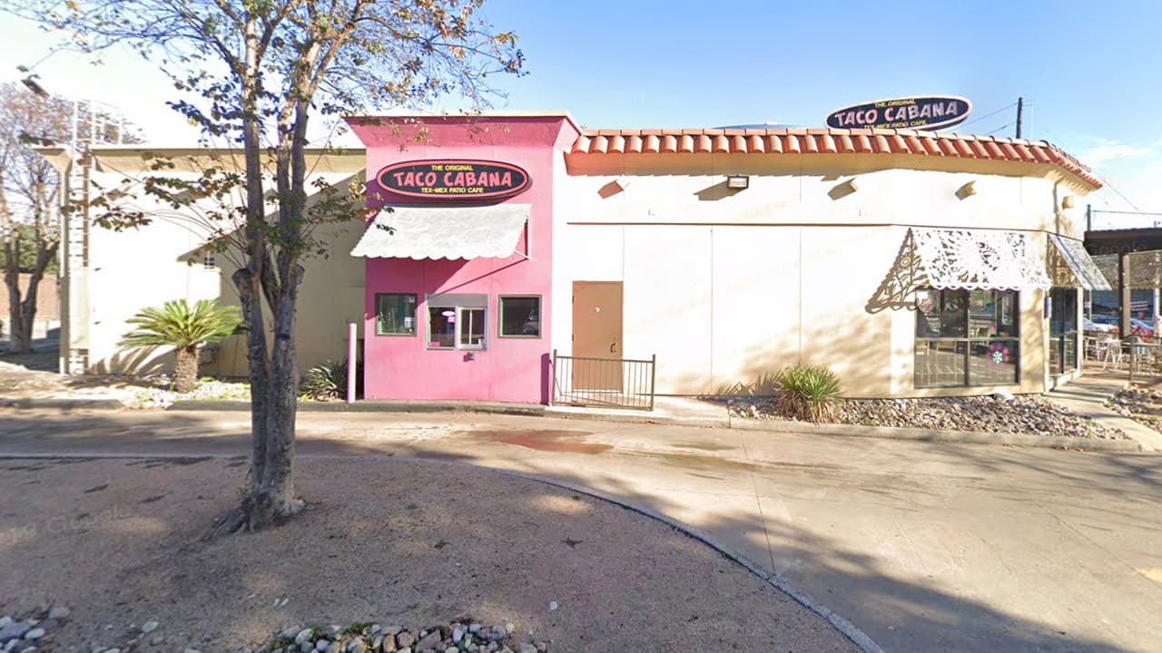 13480 Northwest Freeway, Houston. Los establecimientos cerrados es porque generaban pérdidas y los empleados afectados serán reubicados en otros restaurantes.