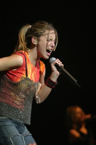 Después del escándalo, en 2003 comenzó su carrera musical como solista y lanzó 'Belinda', su primer álbum.