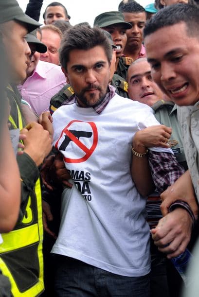 Además subió al escenario el Alcalde de Medellín Alonso Salazar Jaramillo quien envió celebró la participación del cantante en este evento y manifestó satisfacción por la alegría que generó la visita de Juanes entre la juventud de la comuna 13.