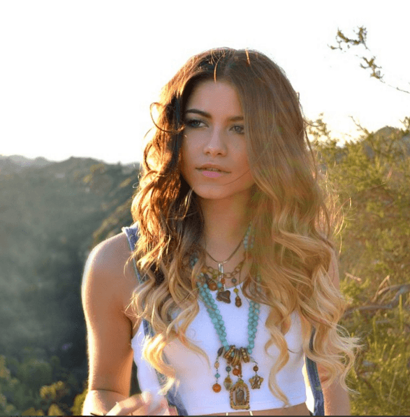 Los collares cargados van perfecto con su estilo bien folkie.