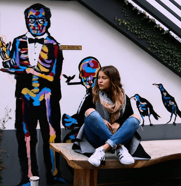 ¿Qué tal este atuendo! Pantalones rotos, tenis blancos y una pashmina gris súper cool.