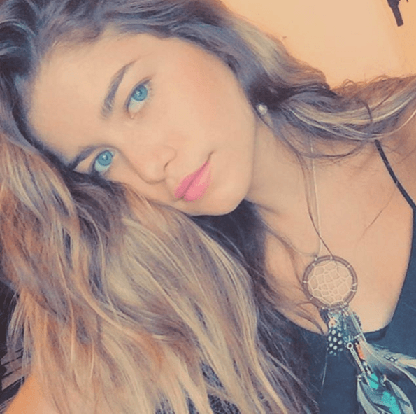 ¿Sabías que ese círculo de madera que lleva colgado se llama atrapa sueños? La leyenda dice que uno de esos aleja las pesadillas.