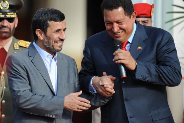 Mahmud Ahmadinejad. El mandatario iraní y su homologo venezolano Hugo Chávez mantienen una cercana relación que según declaraciones del líder sudamericano incluyen 300 acuerdos de cooperación desde que él asumiera la presidencia en 1999.
