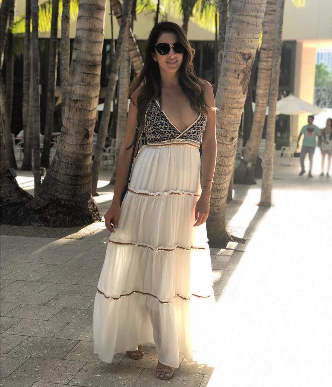 Su pasión es viajar y conocer sitios nuevos, así sea en Miami. Para uno de sus recorridos eligió un vestido largo con escote pronunciado y apliques en la parte superior.