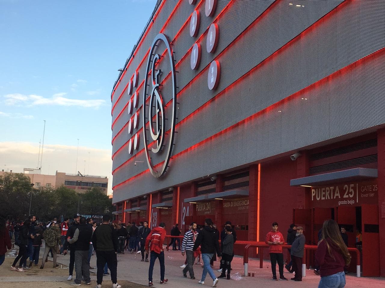 A pesar del horario, los andaluces fueron llegando poco a poco al Ramón Sánchez Pizjuán para vivir esta jornada de la UEFA Europa League en la que el Sevilla busca una buena ventaja ante el Slavia Praga para definir la serie con algo de tranquilidad en República Checa.
