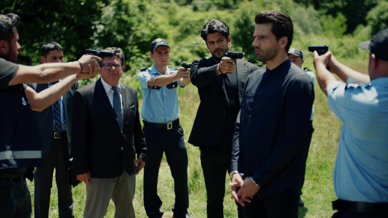 Fue entonces cuando Kemall sacó una pistola y se lo llevó por la fuerza. El plan de Emir comenzaba a tomar forma.