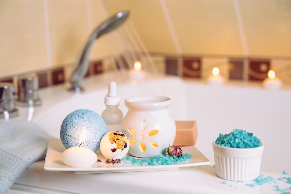 <b>TAURO</b>
<br>Un baño relajante siempre logrará una diferencia. Podrás relajar tus músculos y tu mente si te das tiempo en la bañera, con algunas sales de baño, tal vez burbujas, una 'bath bomb', lo que gustes.