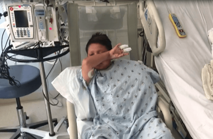 Sus vecinos, dos hombres adultos, le lanzaron una bomba de fabricación casera y por más que trató de lanzarla lejos, el artefacto estalló en sus manos dejándolo inconsciente.