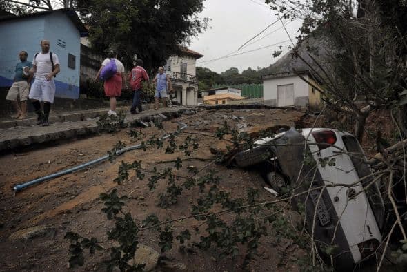 Pero en la base de las empinadas laderas que conducen al vecindario Campo Grande, de Carvalho, fueron divisados apenas un puñado de bomberos y dos policías federales, y ni siquiera ayudaban a la gente a transportar suministros.