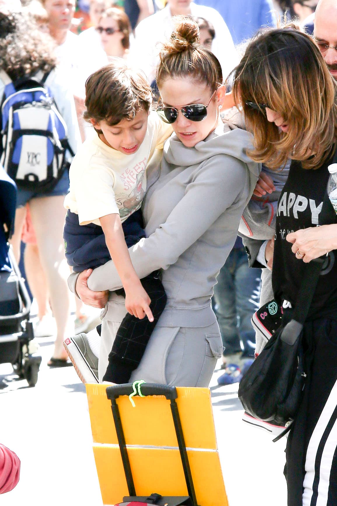 Los mellizos pidieron a mami maquillarse el rostro.