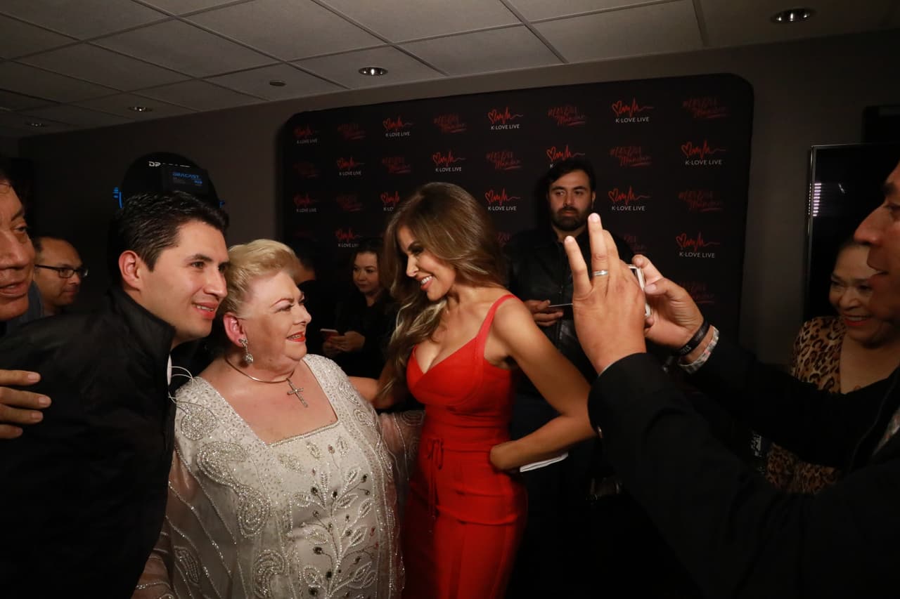 Las cantantes jamás se imaginaron que llegarían a toparse, pero aprovecharon la ocasión para saludarse y tomarse una foto juntas.