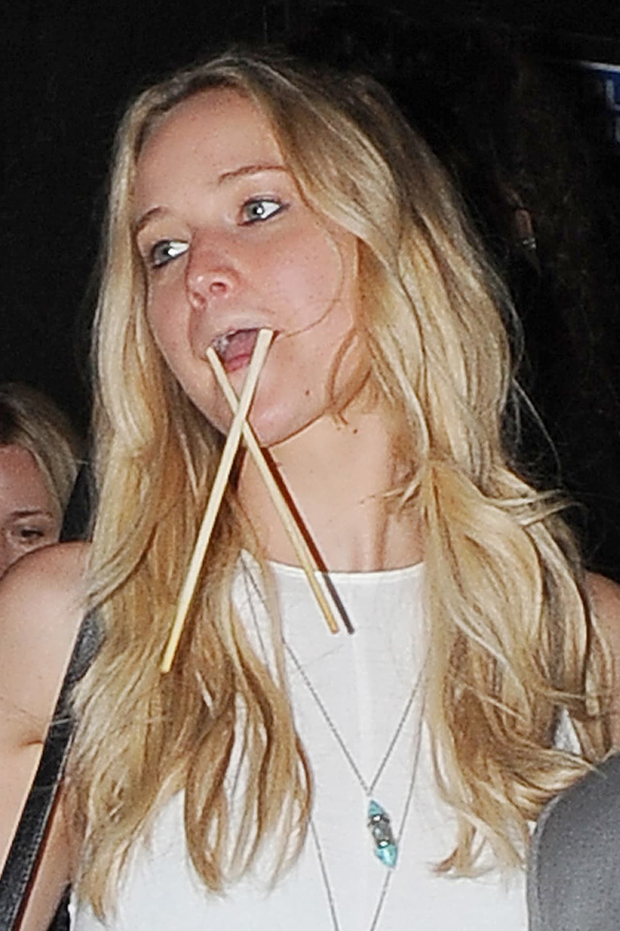 La actriz se divirtió haciendo gestos y bailando para los fotógrafos.