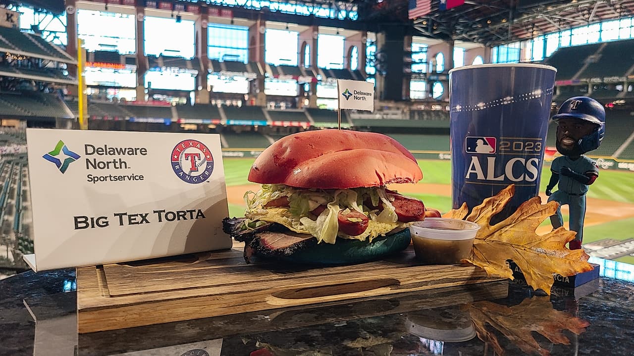 La Big Tex Torta incluye salchicha de hotdog, brisket, huevo y salsa verde es uno de los platillos pensados en los fanáticos latinos de los Texas Rangers.