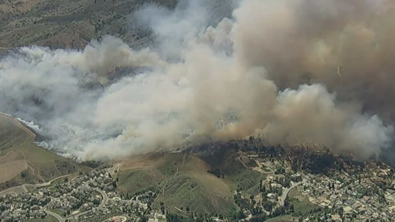 Llamas destruyen viviendas y mantienen alerta en Simi Valley, California