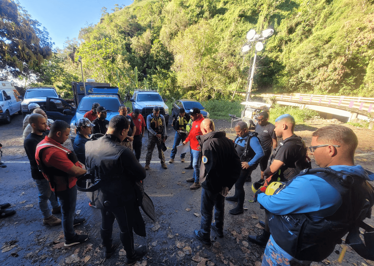 Con una oración, las brigadas salieron el domingo nuevamente en la búsqueda, aunque ya contaban con reportes sobre el posible hallazgo de uno de los cuerpos.