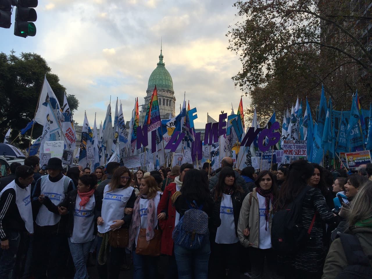 Una mujer es asesinada cada 30 horas, víctima de violencia de género, según la Casa de Encuentro – la primera ONG que sistematizó y visibilizó el alto numero de femicidios en Argentina.