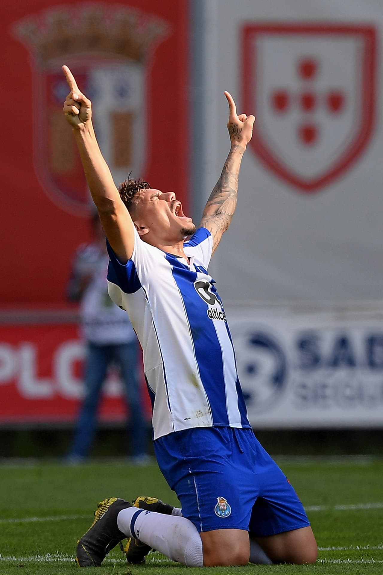 De penalti al minuto 34 del segundo tiempo, Soares anotó el 3-2 de visitante para Porto, que a la espera del partido de Benfica queda como líder en Portugal.
