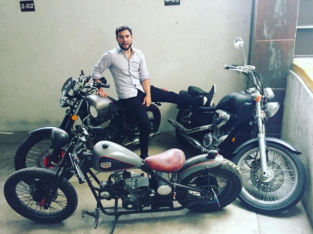 Previo a iniciar un camino dentro del mundo artístico a los 19 años de edad, Eduardo Marbán estudió la preparatoria, así como tres semestres de la carrera de Mercadotecnia y ,además, probó suerte como futbolista.