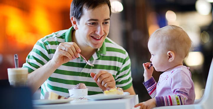 <b>6. Alimentación. </b>Los padres primerizos suelen tener muchas dudas acerca de los alimentos que deben darles a sus bebés. Lo primero que tienes que tomar en cuenta es que su estómago es muy pequeño, por lo que no debes forzarlo a comer si no quiere.