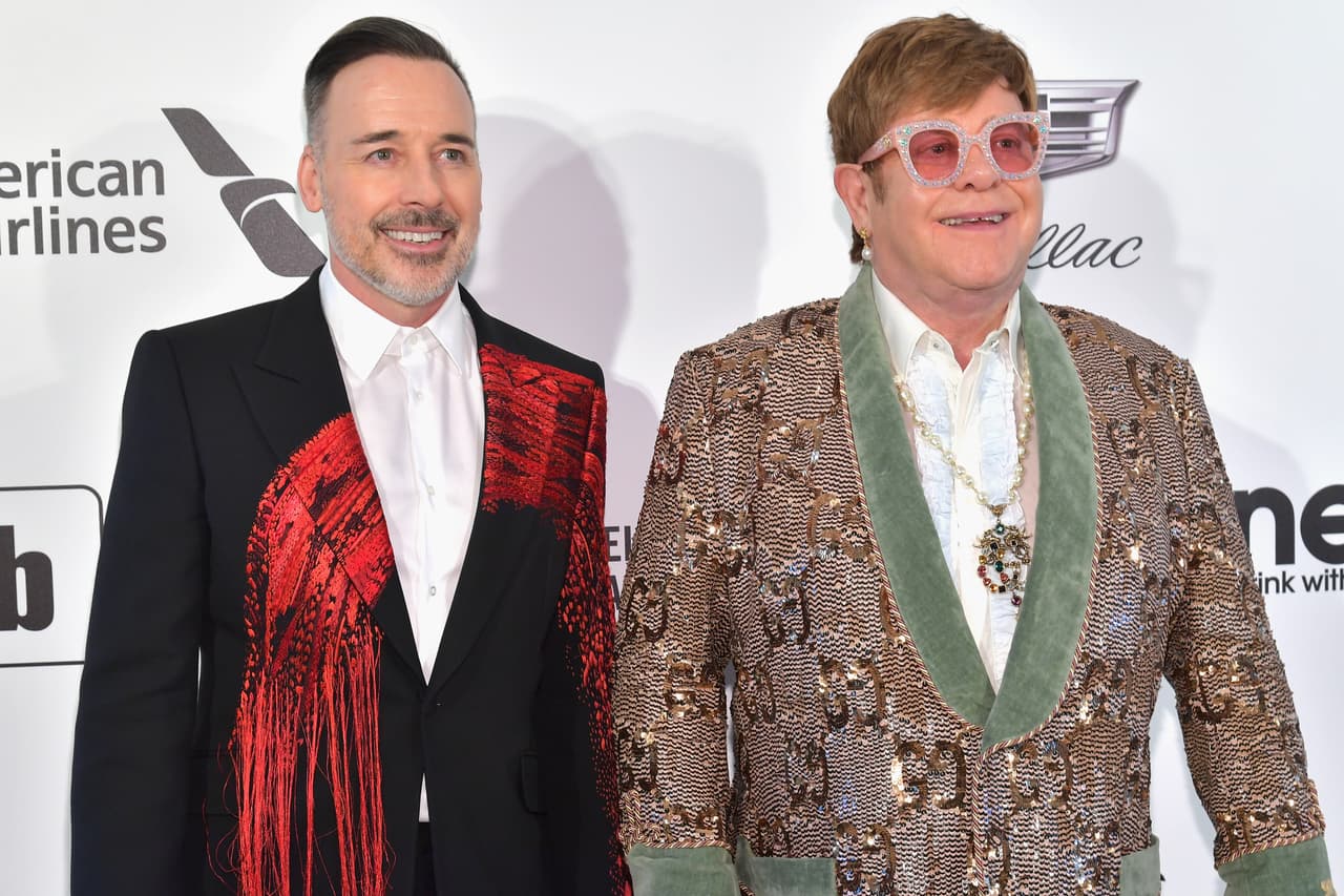 <b>Lo más extravagante: </b>La pareja conformada por Elton John y su esposo. Como es bien sabido, su intención no era ser discretos y lo lograron con estos trajes y mucho, mucho bling bling.