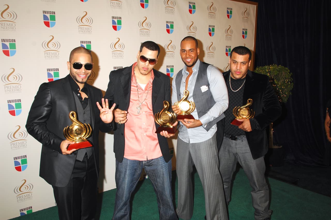 <b>Romeo Santos</b>: se distanció de su primo Henry, algo que generó la separación del grupo Aventura. Según Henry, la situación escaló por el egoísmo de Romeo.
<br>
<br>