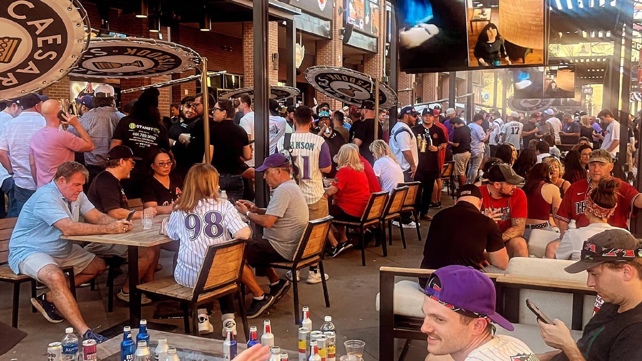 <b>Guy Fieri’s DTPHX Kitchen + Bar</b>
<br>Diamondbacks de Arizona está organizando una Watch Party para ver los Juegos 1 y 2 de la Serie Mundial en Guy Fieri’s DTPHX Kitchen + Bar, el viernes 27 y sábado 28 de octubre a partir de las 4:00 p.m., se rifarán boletos para los juegos 3 y 4 de la Serie Mundial. Se ubica en el 201 de E. Jefferson St., en Phoenix.